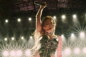 В качестве певицы Лопес дебютировала в 1999 году