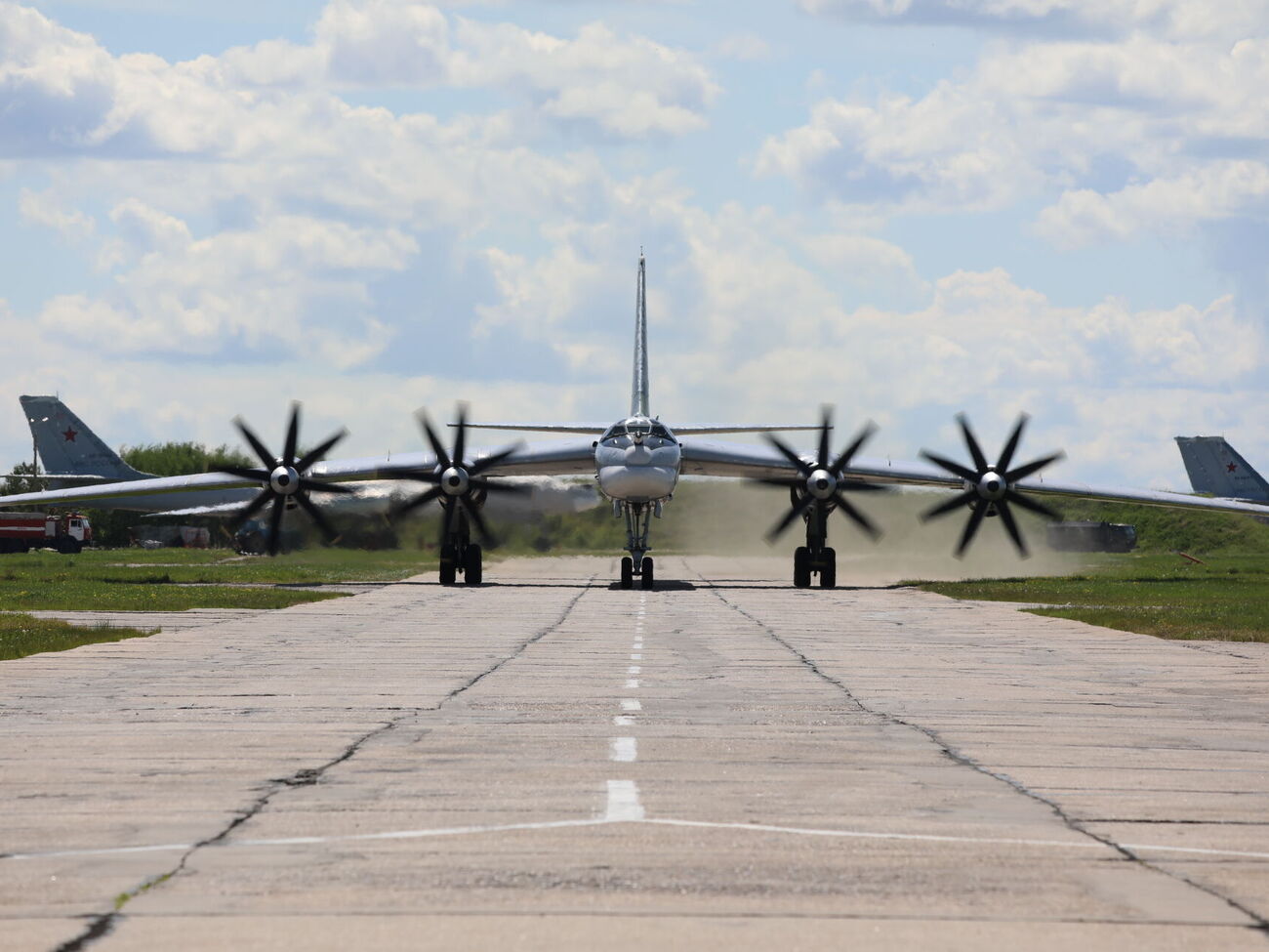 Обломки стратегических бомбардировщиков РФ все еще раскиданы по базам
