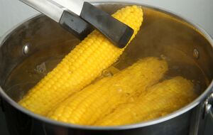 Кукурудзу варто покласти у воду з плавленими сирками