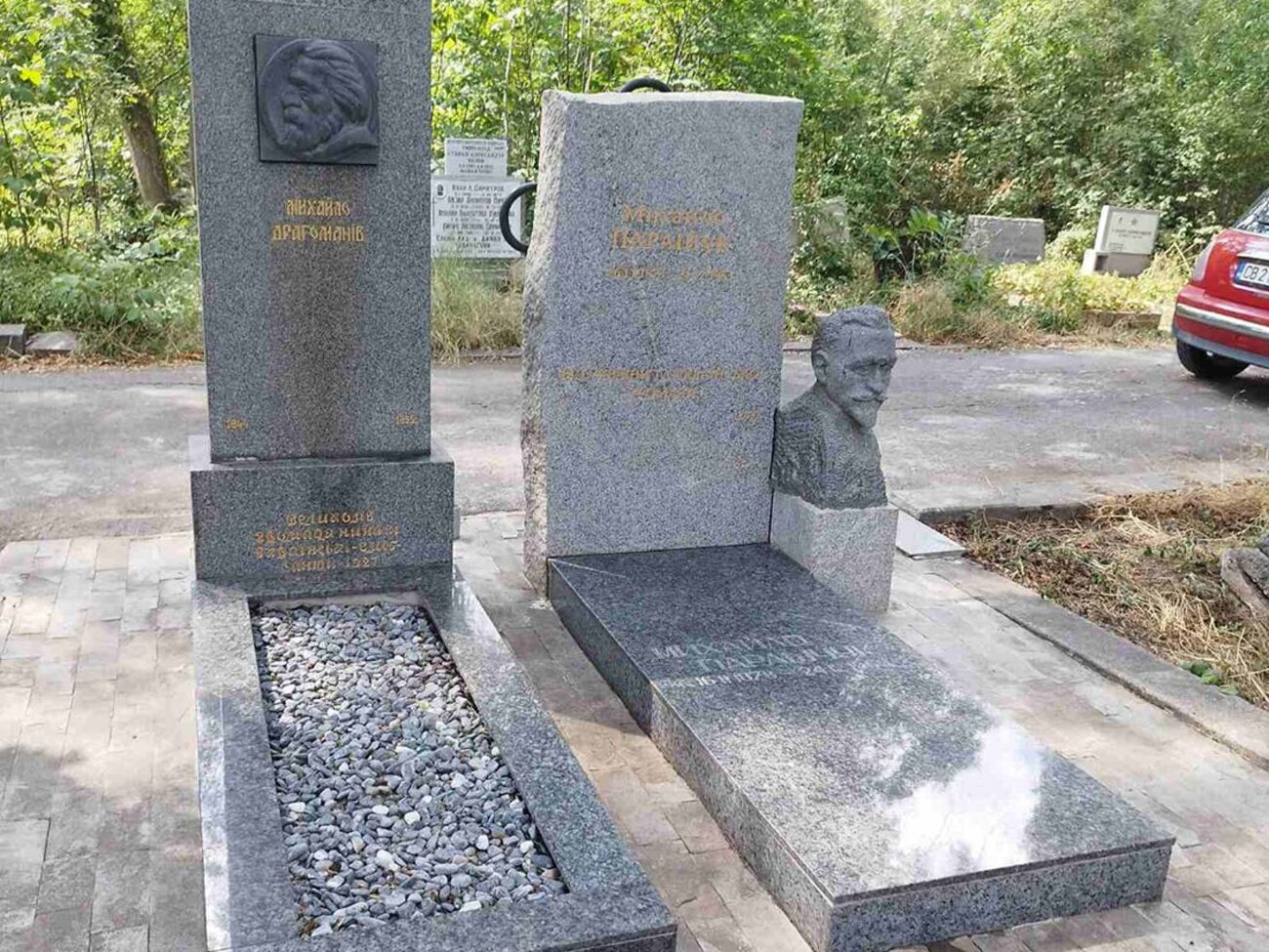 Могилы Драгоманова и Паращука расположены рядом