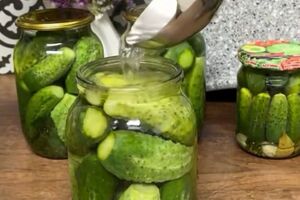 Переверніть банки, герметично закриті кришками, накрийте їх ковдрою й залиште до повного остигання