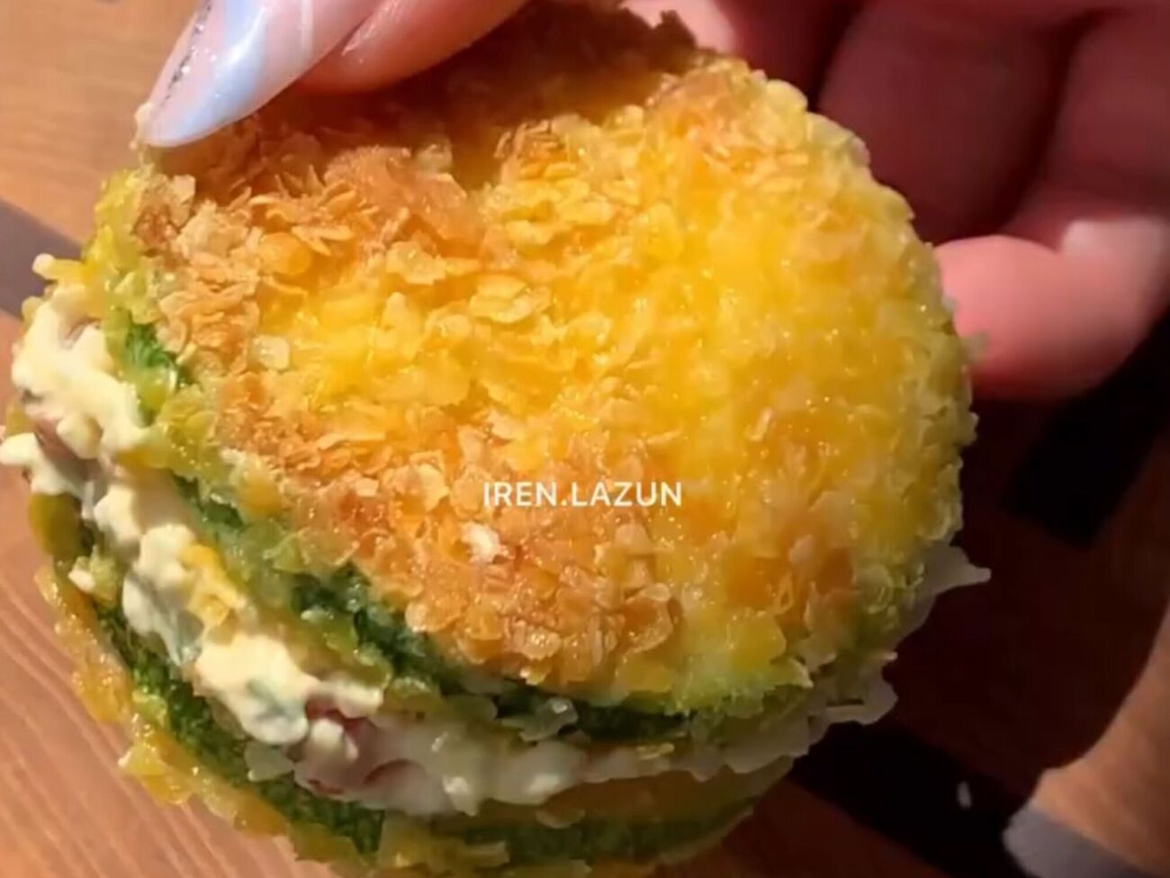 Хрустящий кабачок великолепно сочетается с сырной намазкой