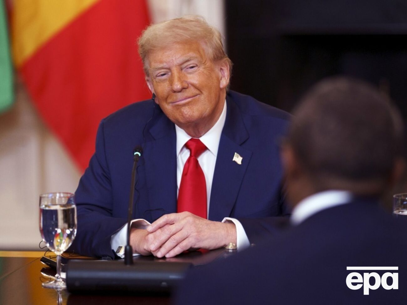 Лесть в адрес Трампа стала новым способом выстраивать отношения с США – CNN