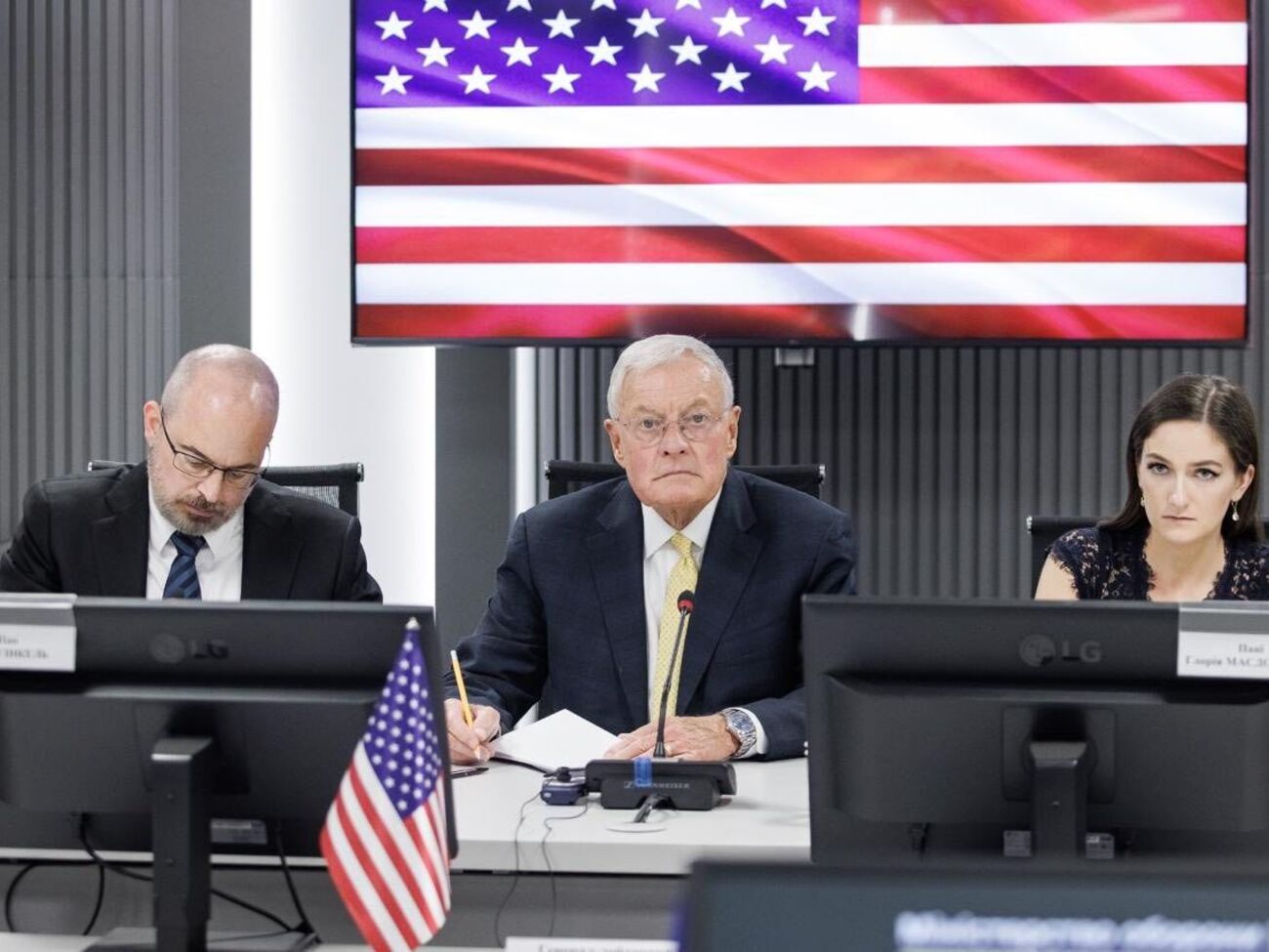 Спецпосланник Трампа продолжает визит в Украину