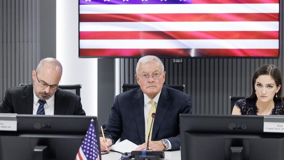 Спецпосланник Трампа продолжает визит в Украину