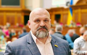 Від першого шлюбу у Вірастюка є син Адам