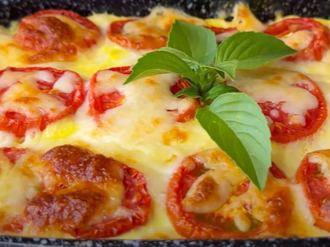 Разогрейте духовку до 200 °С и выпекайте запеканку 30 минут, а затем еще столько же при 180 °С