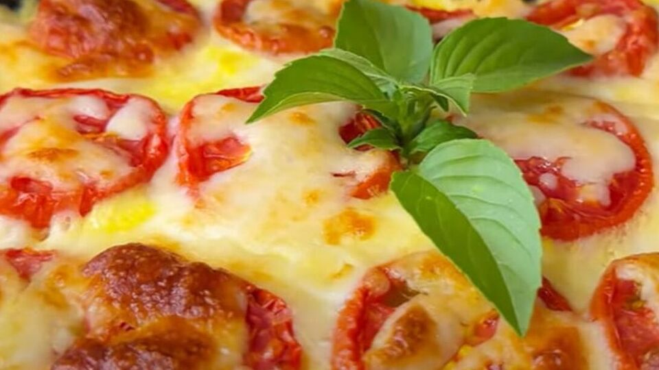 Розігрійте духовку до 200 °С і випікайте запіканку 30 хвилин, а потім ще стільки ж за 180 °С