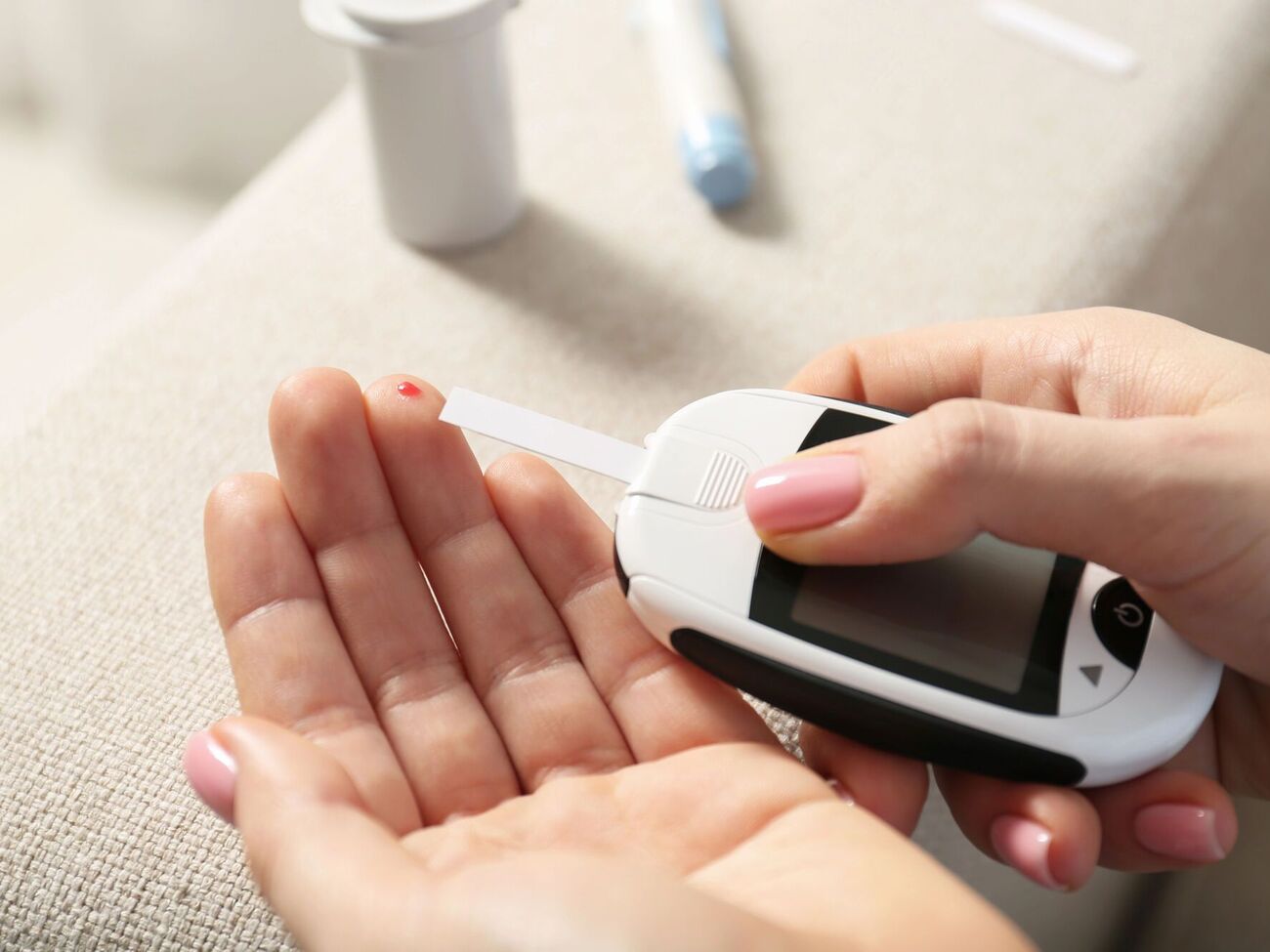 Проверять кровь на сахар нужно утром после длительного воздержания от пищи в течение не менее восьми часов