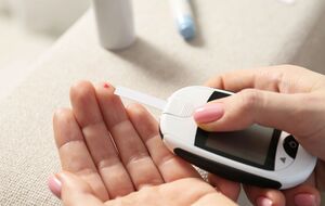 Проверять кровь на сахар нужно утром после длительного воздержания от пищи в течение не менее восьми часов