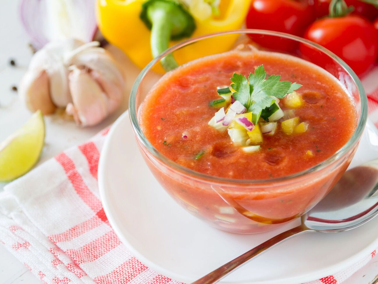 Гаспачо подают холодным