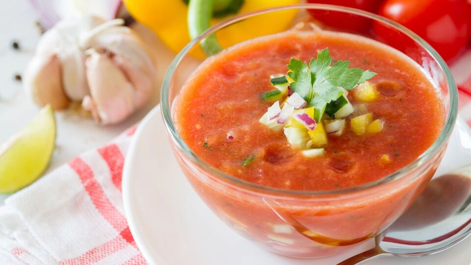Гаспачо подают холодным
