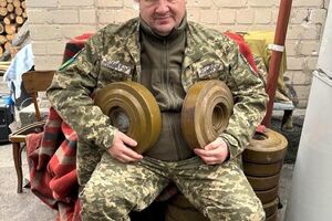 Хельманис регулярно возит помощь в Украину
