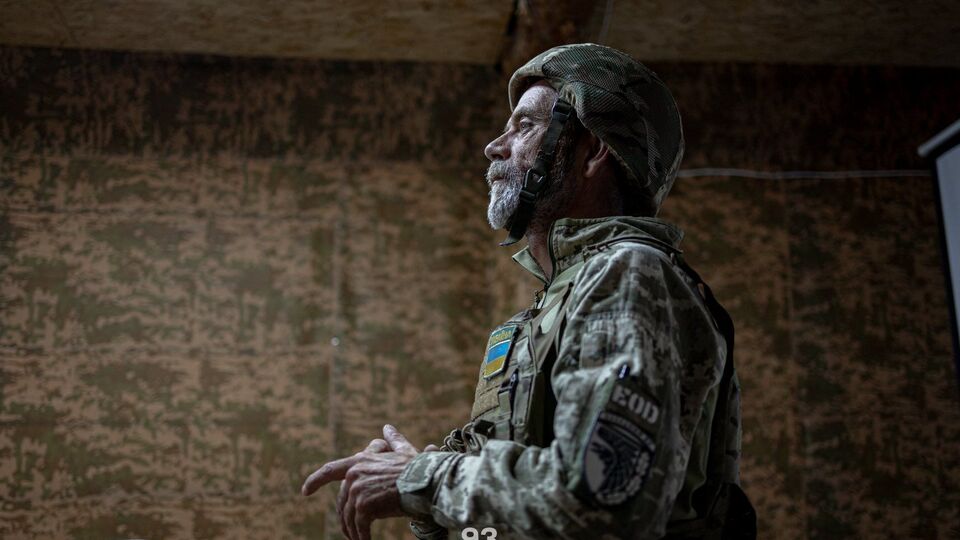 Граничного віку перебування на військовій службі для осіб 60+ не встановлено