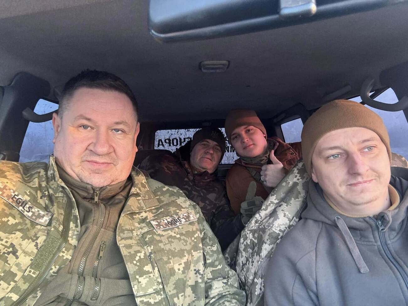 Хельманис (на фото слева) регулярно бывает в Украине с волонтерскими миссиями