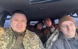 Хельманис (на фото слева) регулярно бывает в Украине с волонтерскими миссиями