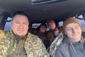 Хельманис (на фото слева) регулярно бывает в Украине с волонтерскими миссиями