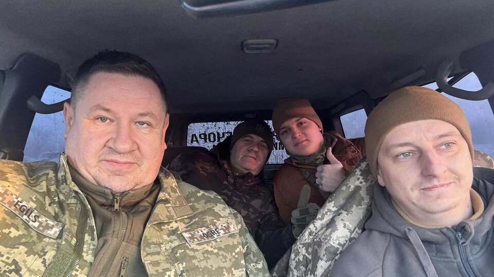Хельманис (на фото слева) регулярно бывает в Украине с волонтерскими миссиями