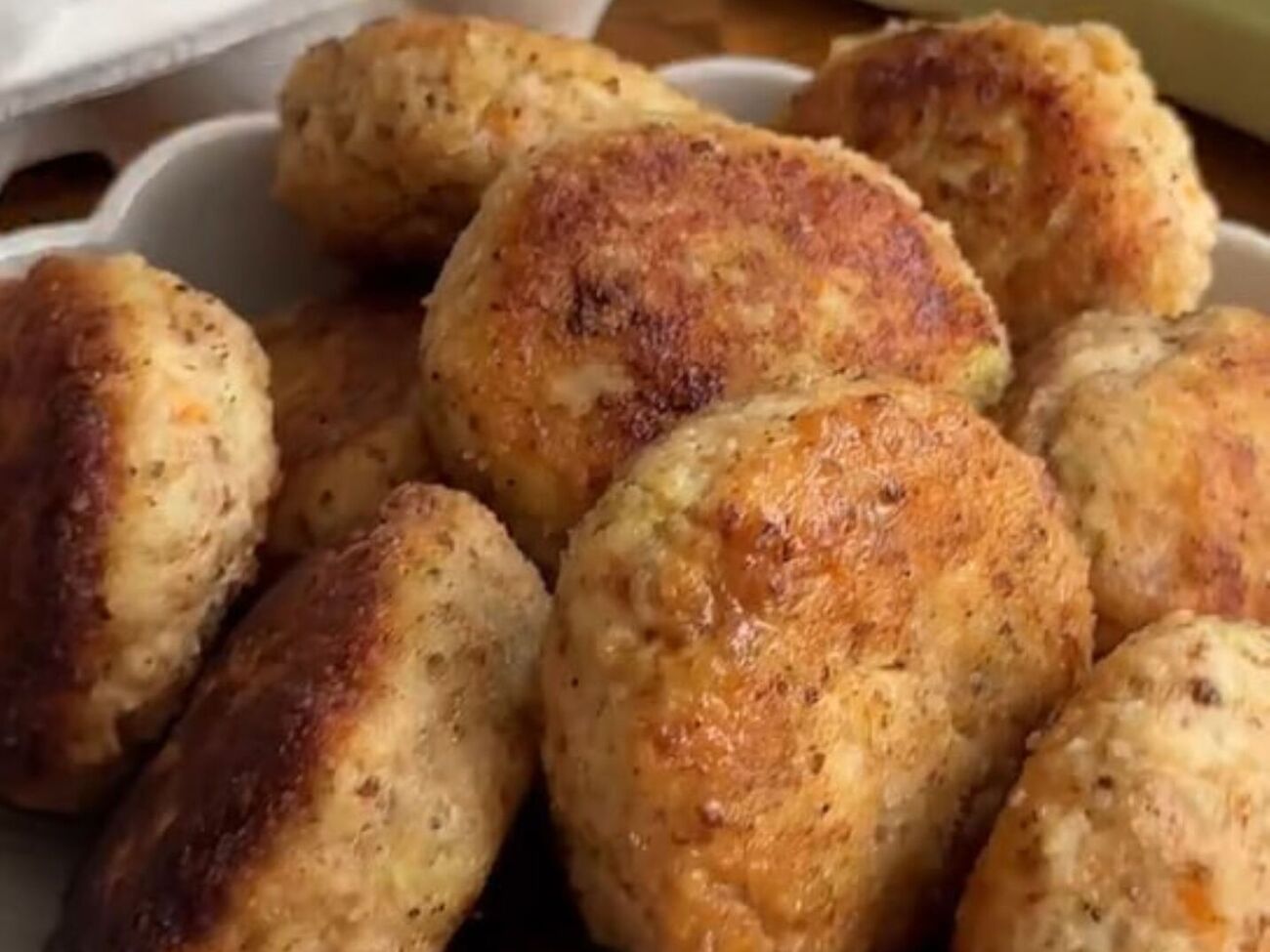 Обжарьте котлеты на разогретой сковороде с двух сторон до золотистой корочки