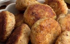 Обжарьте котлеты на разогретой сковороде с двух сторон до золотистой корочки