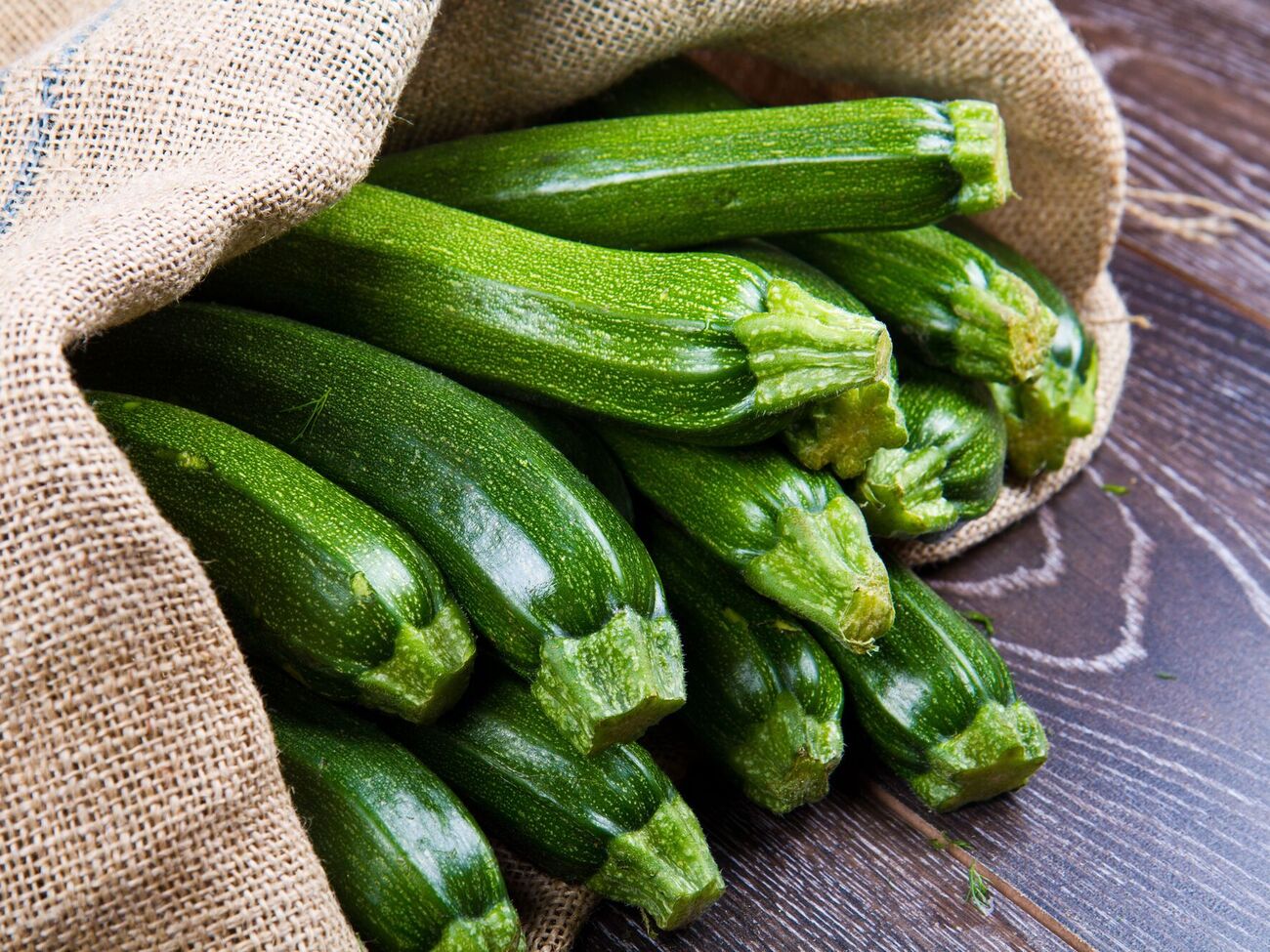 Если удалить ботву с кабачков, плодов будет больше