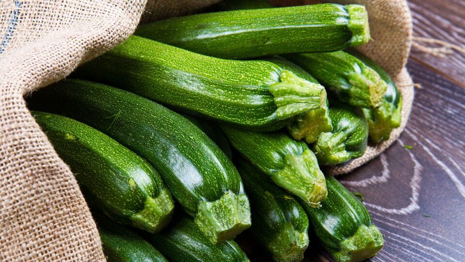 Если удалить ботву с кабачков, плодов будет больше