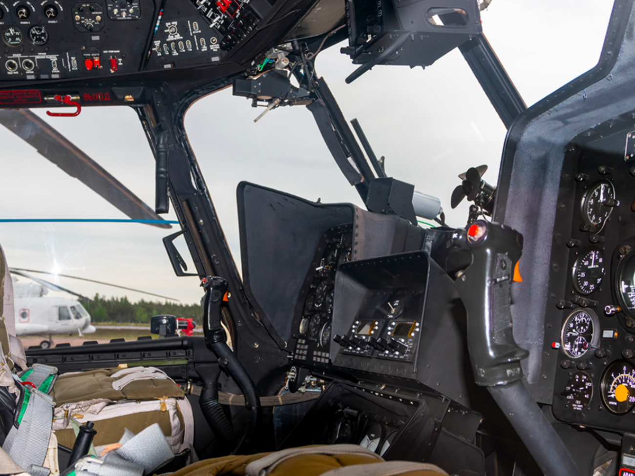 На борту разбившегося вертолета было пять человек