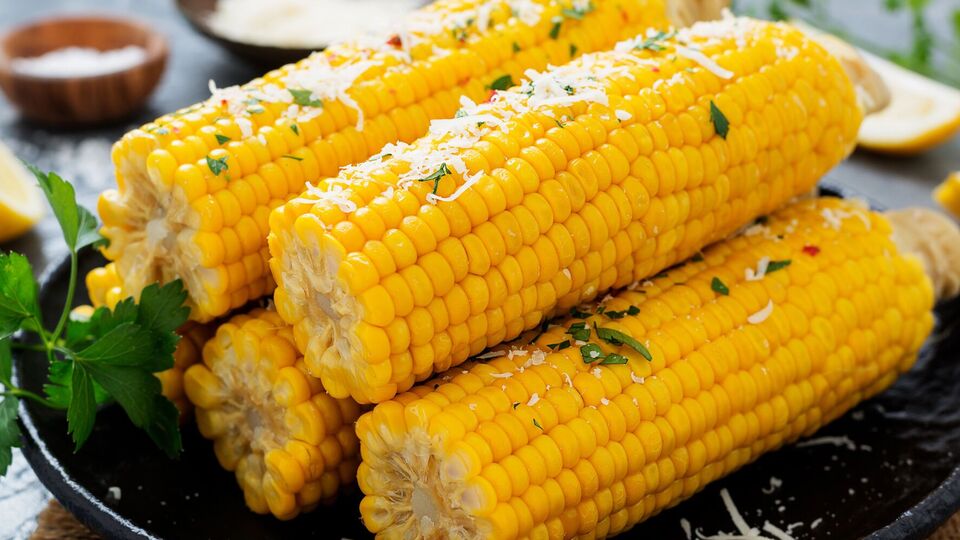 Кукурудзу потрібно натерти маслом