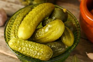 Маринад нужно сделать на основе воды с сахаром, солью и уксусом