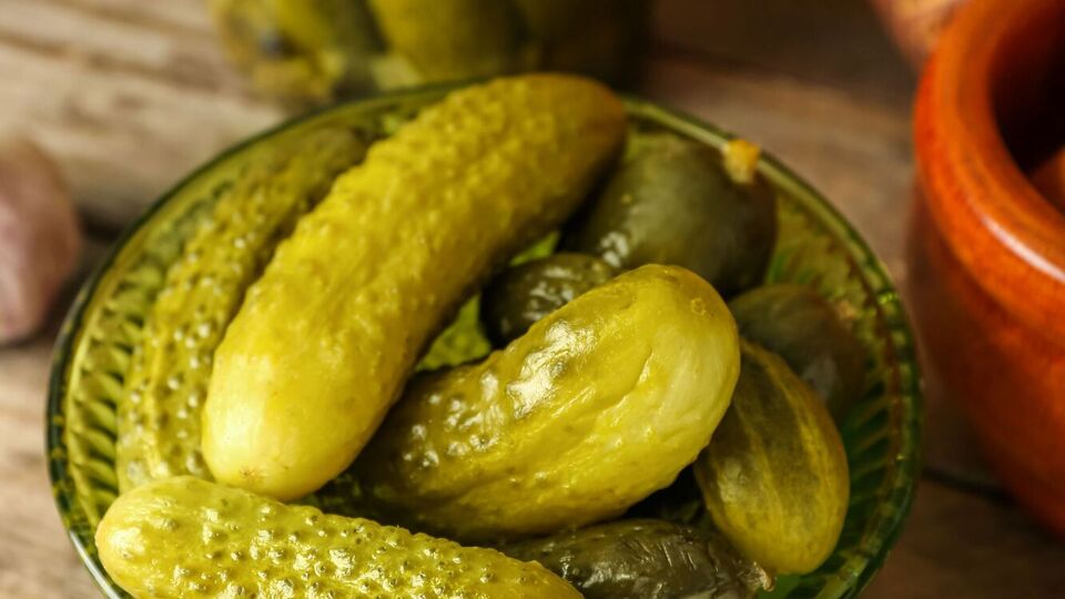 Маринад потрібно зробити на основі води із цукром, сіллю й оцтом