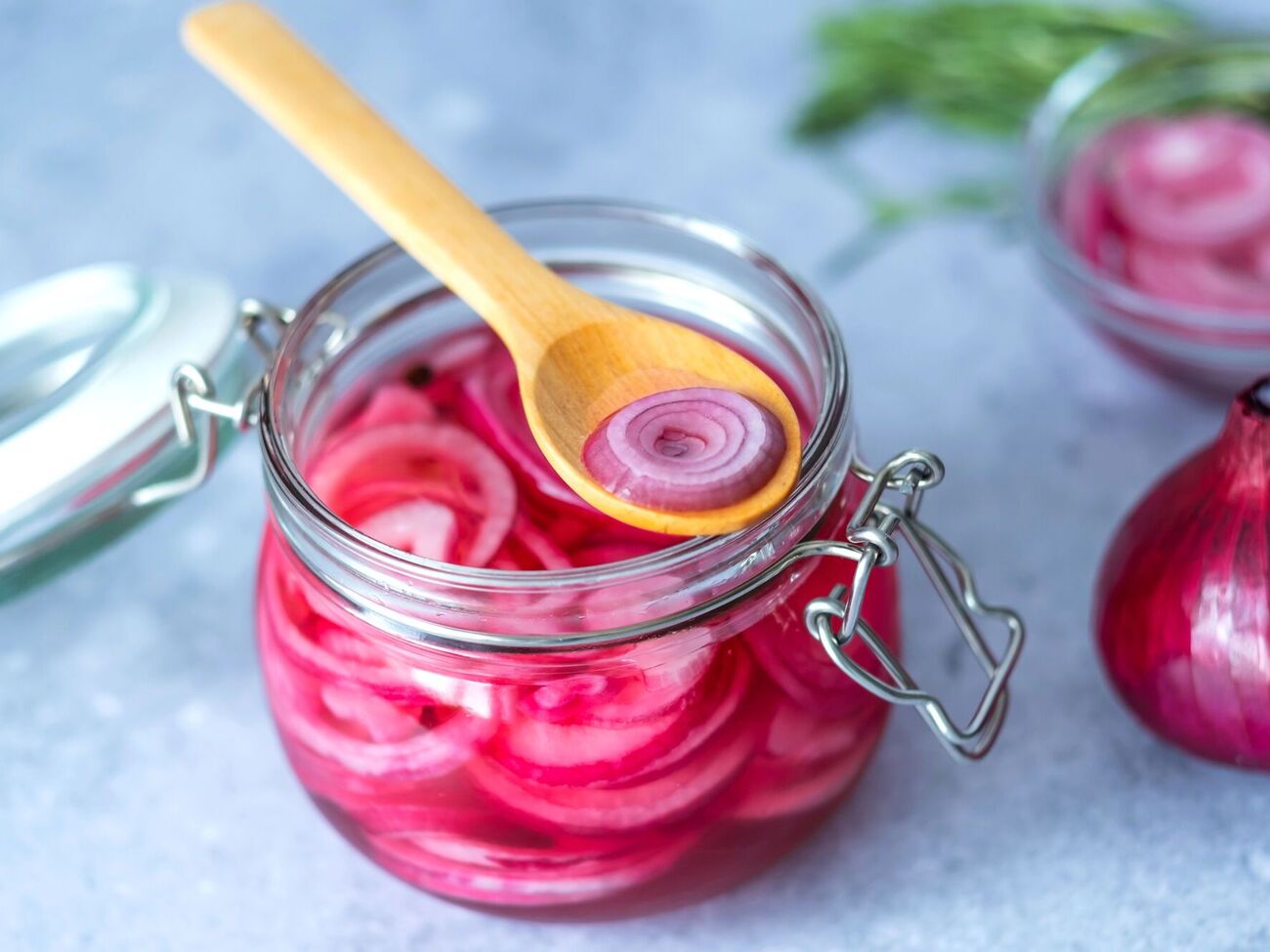 Лук получается пикантным, но без горечи