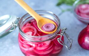 Лук получается пикантным, но без горечи