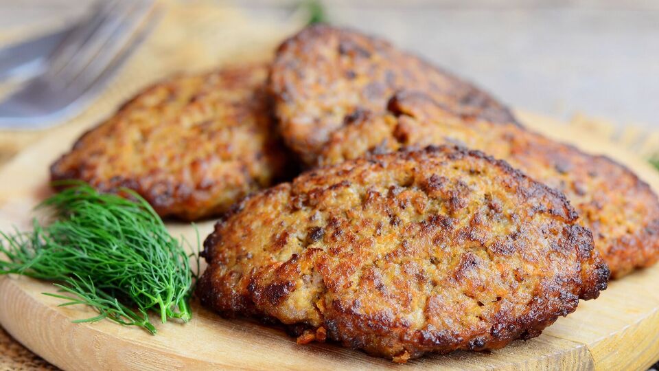 Рис делает печеночные котлеты вкусными и рыхлыми