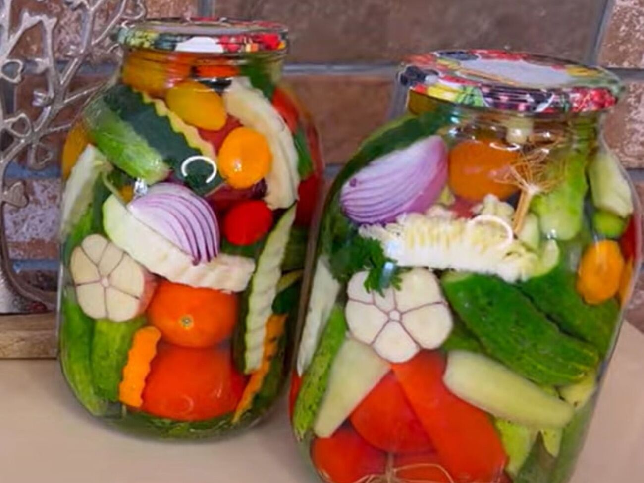 Насамкінець переверніть банки з овочами, накрийте ковдрою й залиште до повного остигання