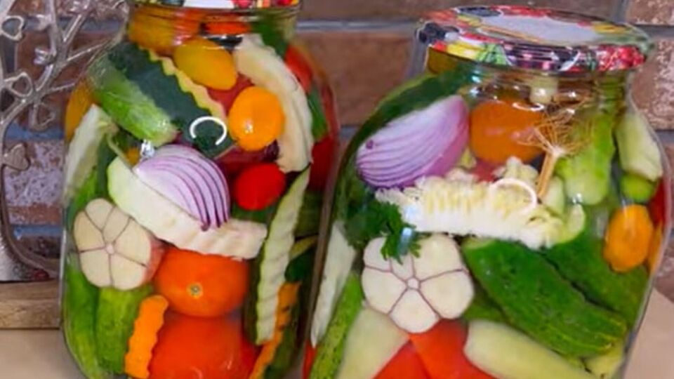 В конце переверните банки с овощами, укутайте их одеялом и оставьте до полного остывания