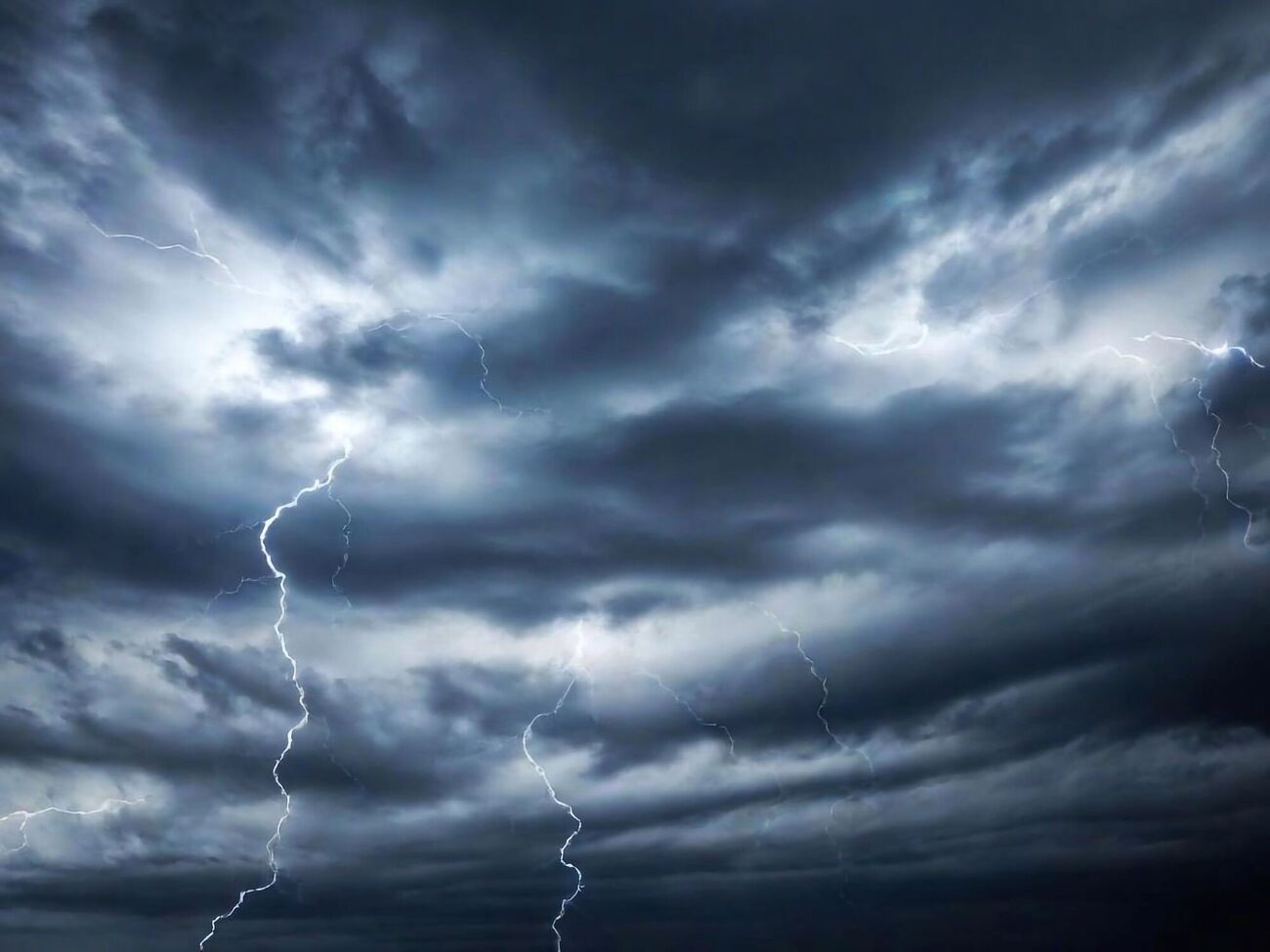 Дожди и грозы ожидаются в западных и юго-западных областях