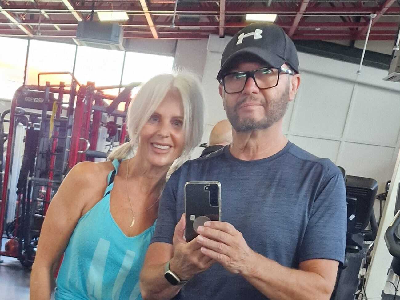 Кэннон (справа) похудел на 21 кг после того, как стал мясоедом