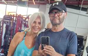 Кэннон (справа) похудел на 21 кг после того, как стал мясоедом