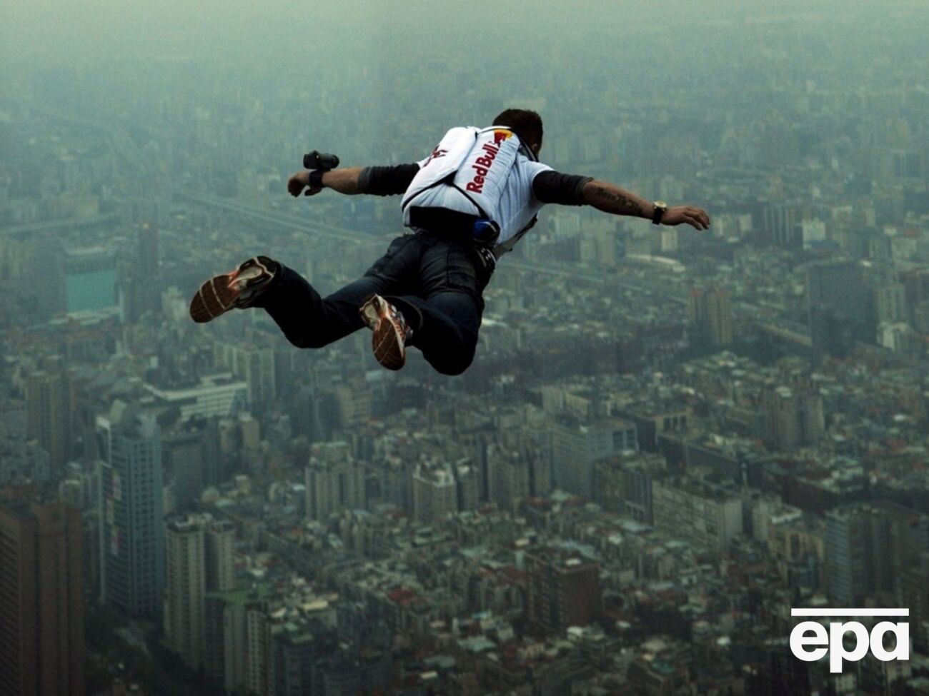 Баумгартнеру стало зле під час польоту на параплані