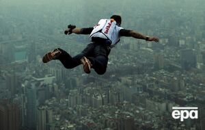 Баумгартнеру стало зле під час польоту на параплані