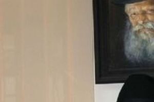 В салоне находились сам раввин и члены его семьи