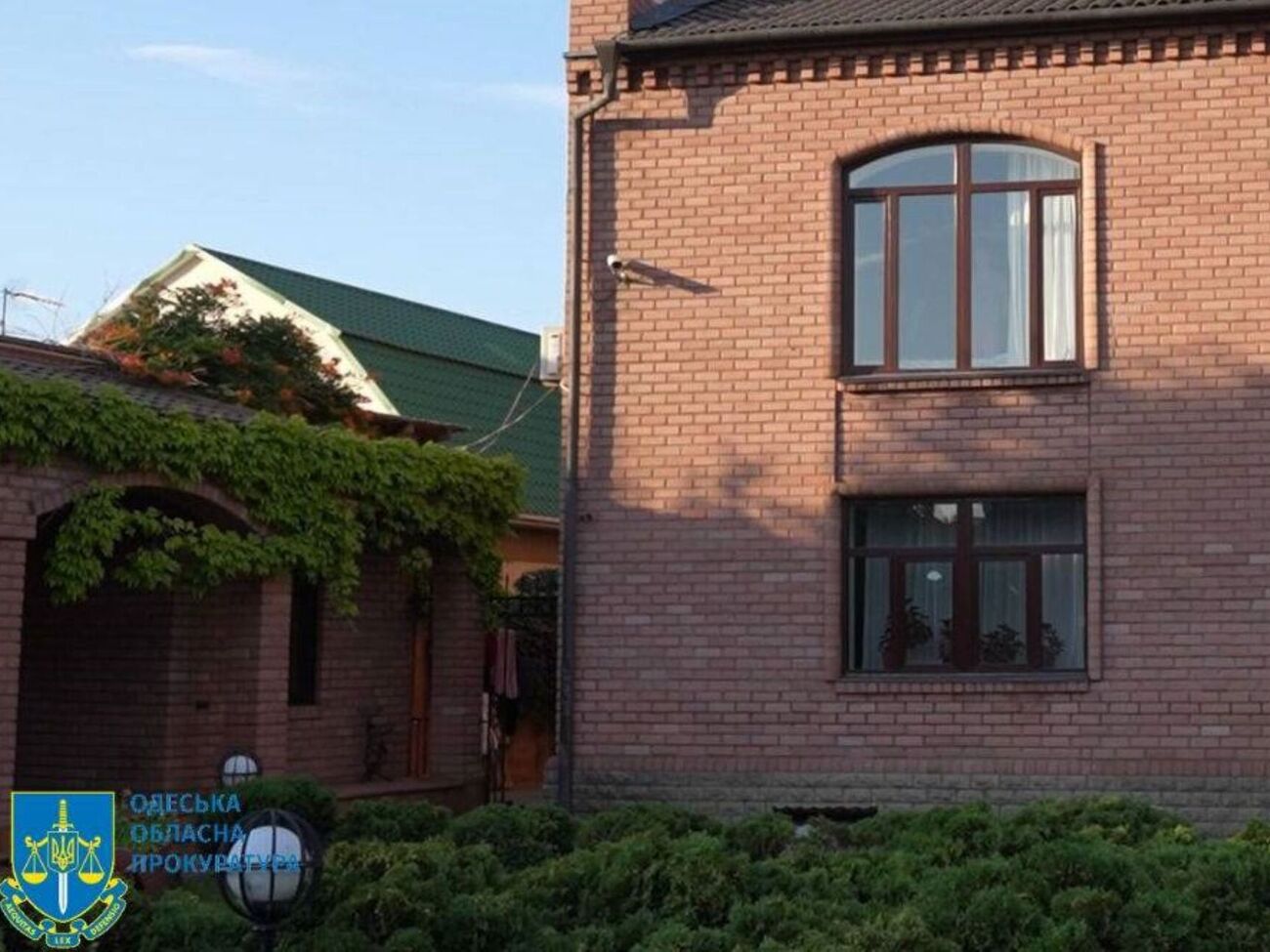 Усюди були камери спостереження, а віконні ручки демонтували, щоб утримувані не змогли покинути приміщення