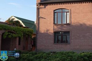 Усюди були камери спостереження, а віконні ручки демонтували, щоб утримувані не змогли покинути приміщення