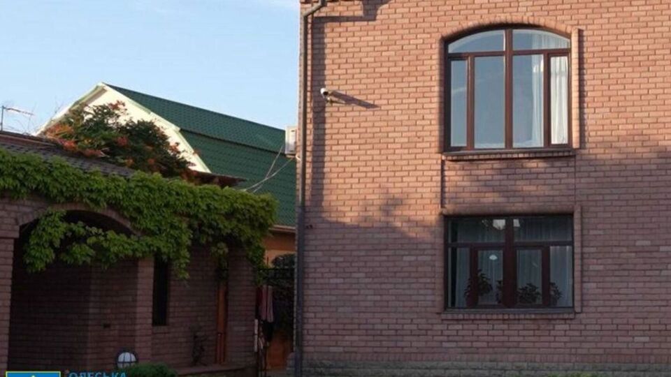 Везде были камеры наблюдения, а оконные ручки были демонтированы, чтобы удерживаемые не смогли покинуть помещение