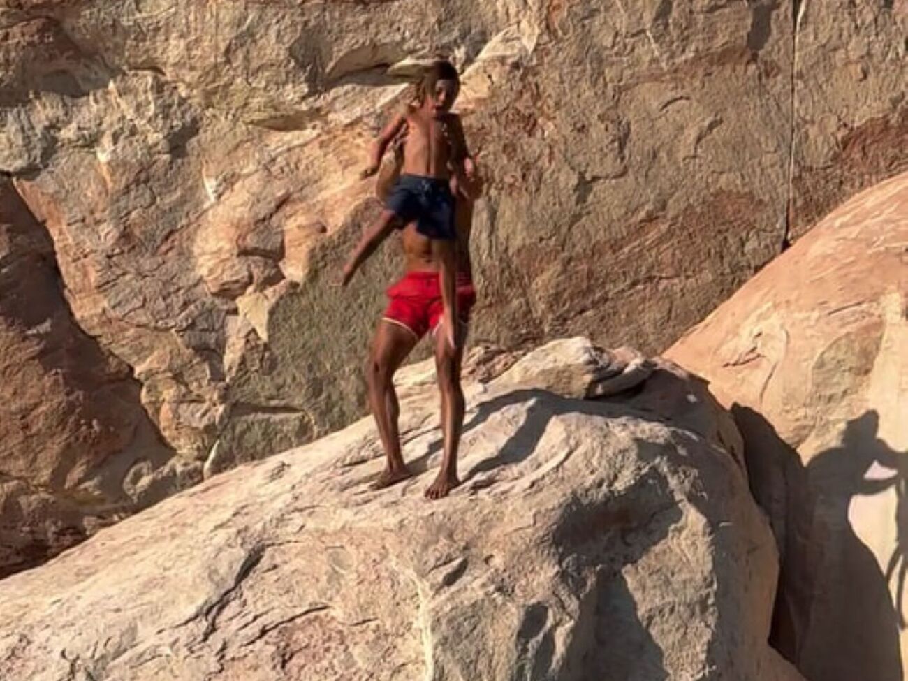 Джи: Обучение детей смелости может дать обратный эффект, когда они подрастут и начнут прыгать с высоты, на которую вы даже не осмелитесь