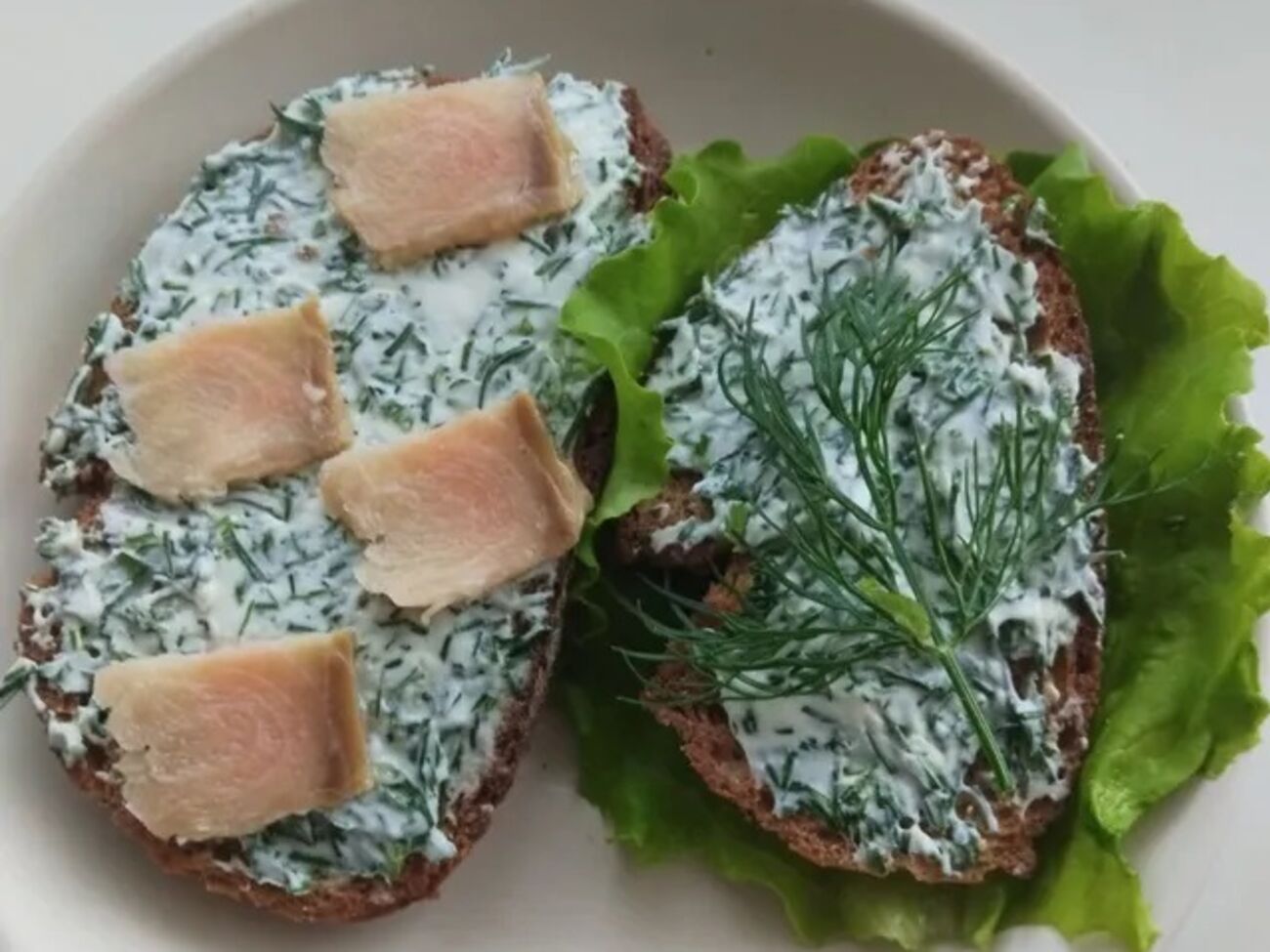 Намазка будет хорошо сочетаться по вкусу с селедкой