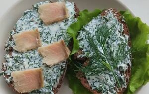 Намазка будет хорошо сочетаться по вкусу с селедкой