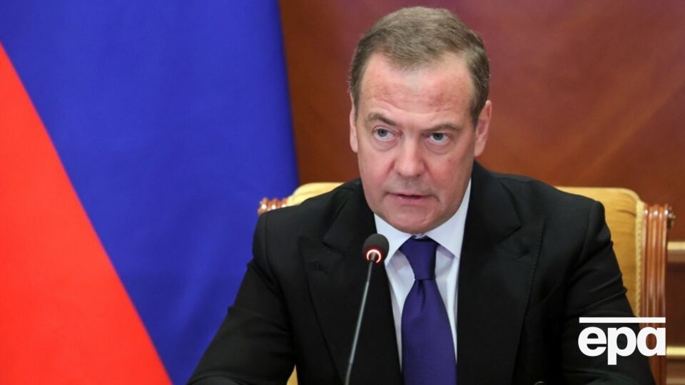 Медведєв заявив, що економіка РФ після санкцій "звісно, вистоїть", але чомусь узявся ображати європейців