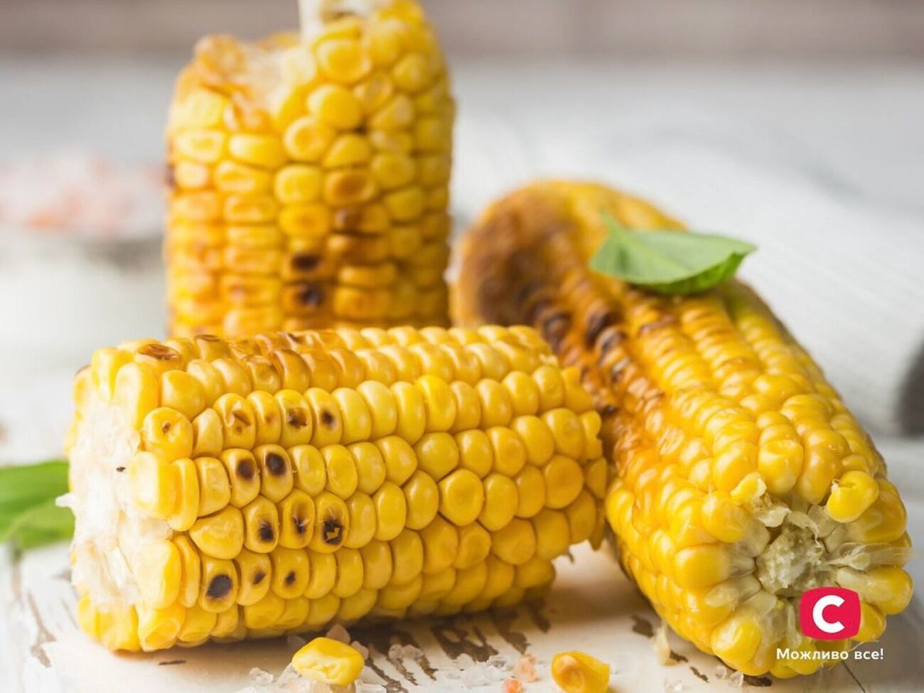 Готову кукурудзу посипте кінзою і збризніть лимонним соком