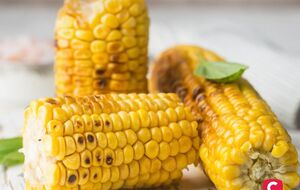 Готову кукурудзу посипте кінзою і збризніть лимонним соком